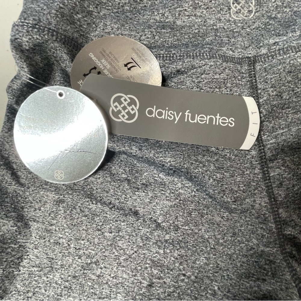 Daisy Fuentes Fit athletic shorts size Small - Picture 4 of 10